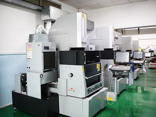 立新塑膠-鏡面火花機(jī)機(jī)臺(tái)設(shè)備